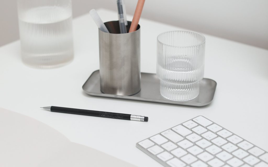Bureau rangé : stylo, carnet et clavier