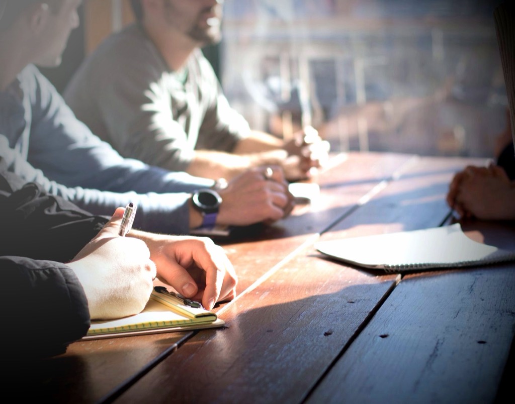 Conseillère et client en rendez-vous d'assurance